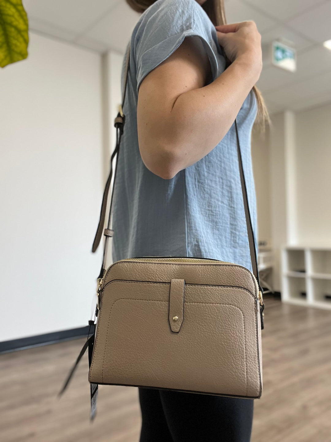 La Diva Women's B17839 Crossbody Bag – Aden Footwear